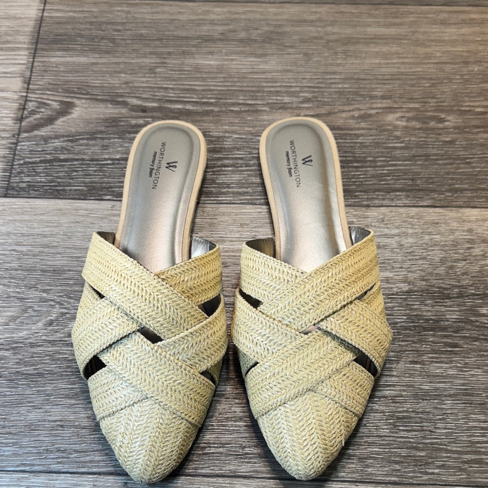 Worthington Tan Woven Mules woman’s 9 (j175)